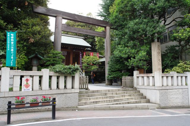 飯田橋駅より早稲田通りから大神宮通りに入り東京大神宮へ。参拝者が次々と訪れ、特に女性が多いです。