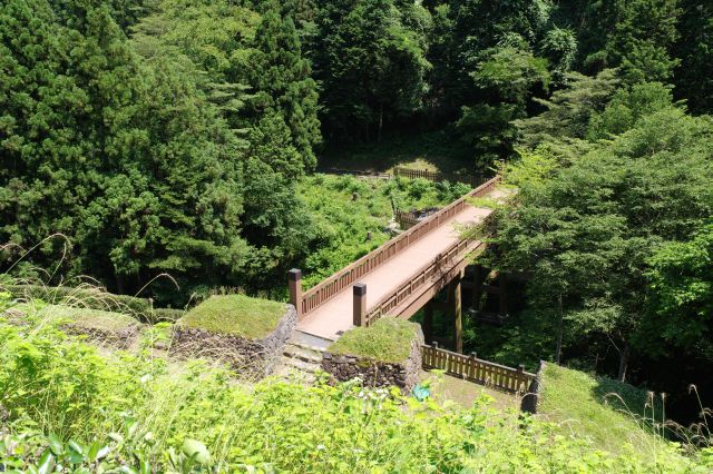 土塁の上から見た曳橋。道を下ると御主殿の滝があります。