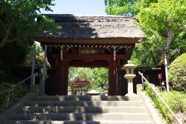 山門は寺で最も古い元禄時代のもの。