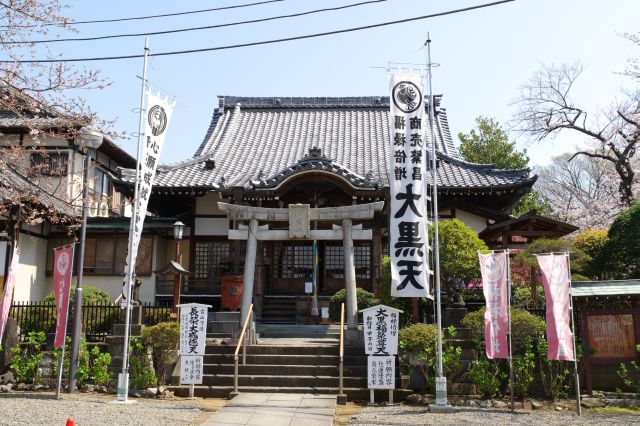 右側には長栄堂。