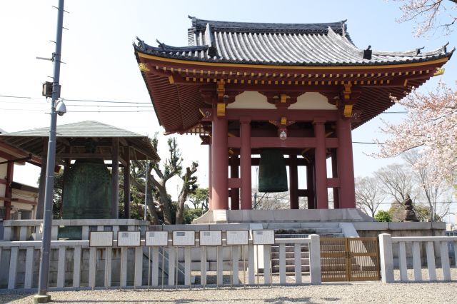 こちらも巨大な鐘楼。