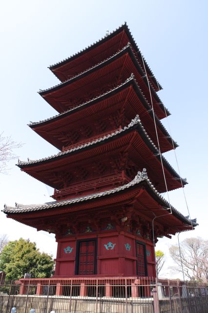 見上げる大きな五重塔。付近に力道山のお墓があります。