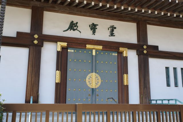 霊宝堂の扉。