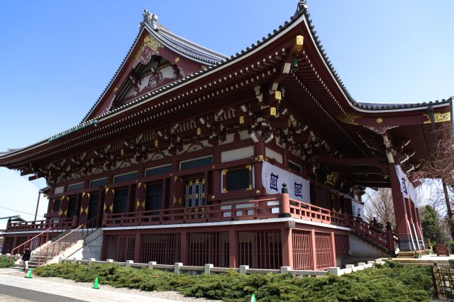 巨大な大堂脇を通ります。高さ27mで本当に大きい。スケールが大きい立派な建物が多いです。