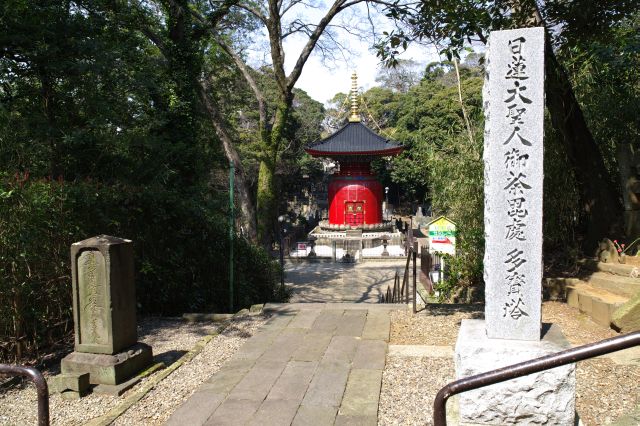 途中右手に多宝塔があります。