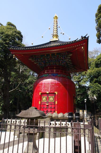 鮮やかな赤色が印象的な多宝塔。