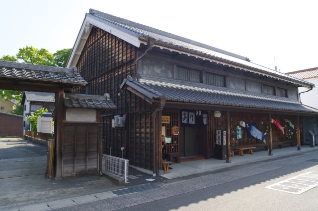 趣のある伝統的な日本家屋、それを利用したお店があります。