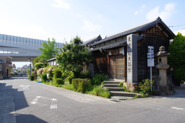 T字路の先の祇園寺の辺りで伝統的町並みは終わります。