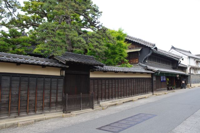 服部家住宅は愛知県の有形文化財。11棟からなる大きな屋敷です。