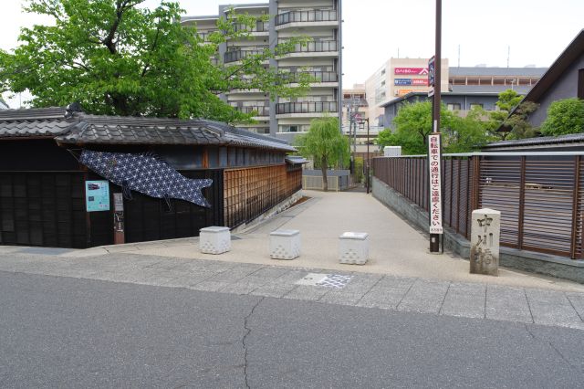 山与遊歩道という路地は駅に向かいます。