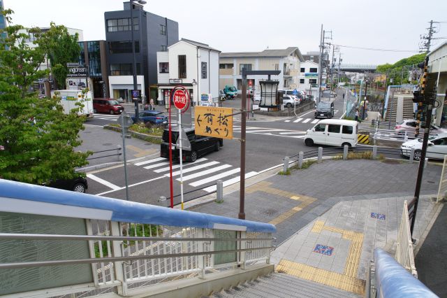 名鉄の有松駅前、有松めぐりの看板があります。