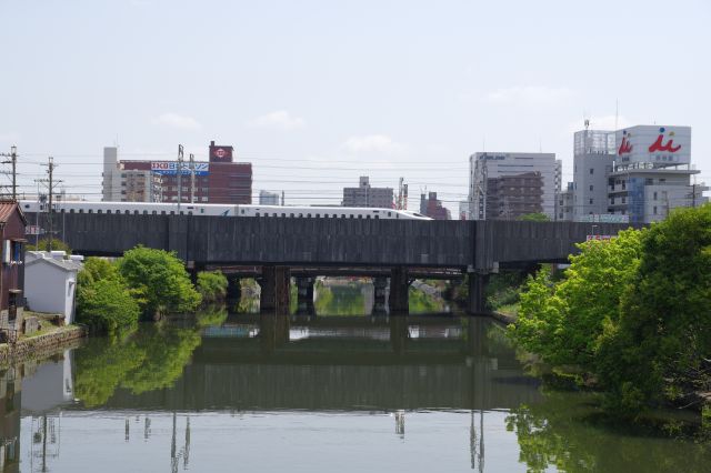 １つ先の道路橋の柳原橋へ。新幹線などが走る様子が見えます。