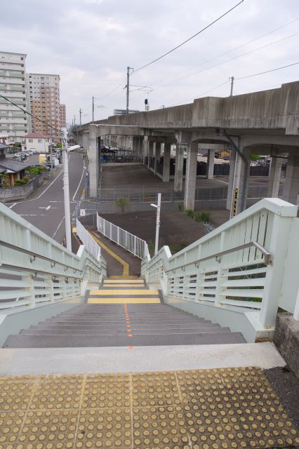 階段を下ります。中央本線駅まではまだまだ距離があります。