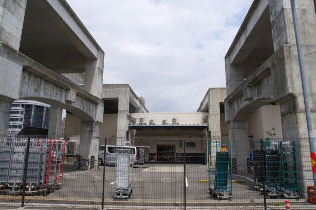 中央本線駅側はスーパーの搬入口。両脇を橋げたが囲います。