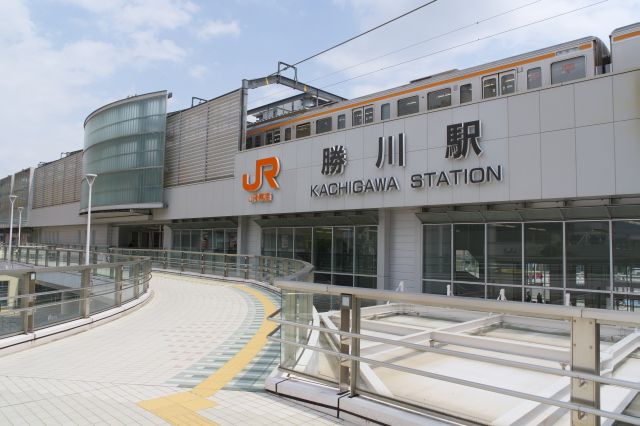 JR勝川駅。高架化により新しくなっています。