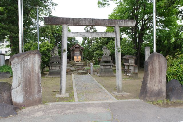 公園手前の川上神社。