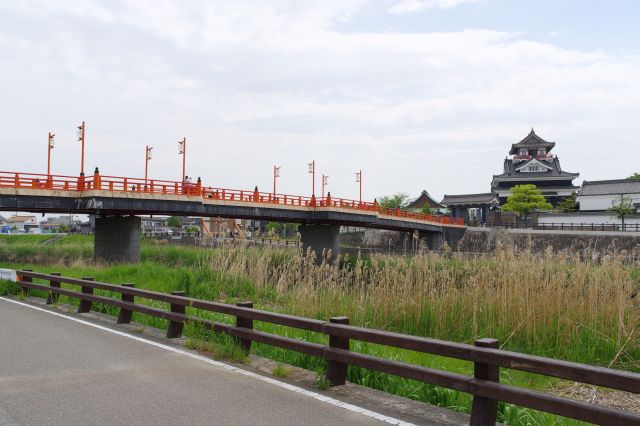 線路の先には朱色の橋と現在の清洲城が見えます。