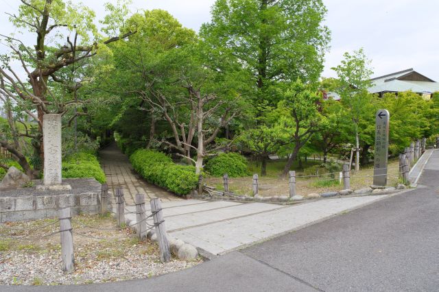 清洲古城跡公園へ入ります。かつては清洲公園もその一部でしたが線路で分断されました。