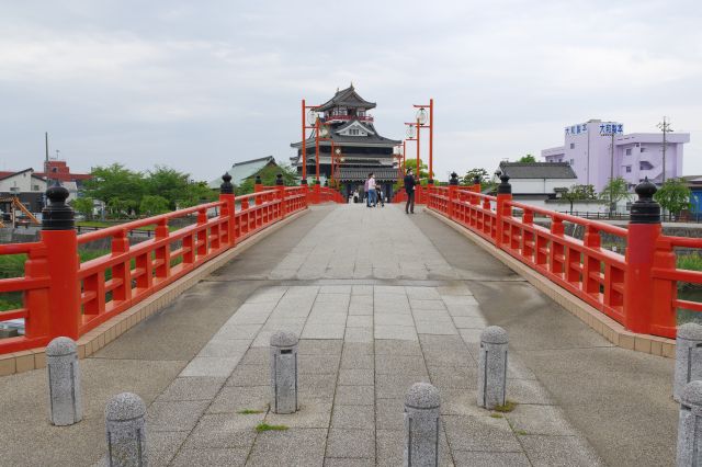 五条川の朱色の大手橋の先に清洲城があります。