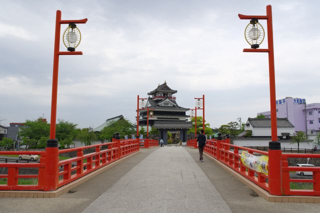 平成元年に本来の対岸に作られた清洲城、橋とセットで映えます。