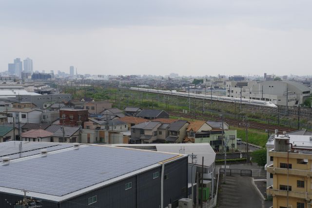 右側には新幹線、東海道線、貨物線の線路が並び、高頻度で走る新幹線が見られます。