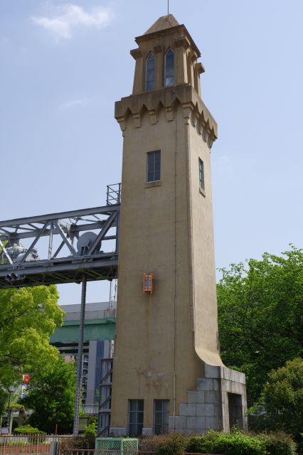 右側の塔。