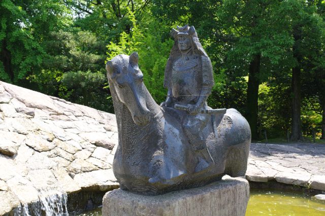 馬に乗った松平元康の像、後の徳川家康です。