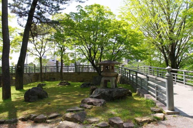 板谷橋へのアプローチとちょっとした日本庭園風の空間。