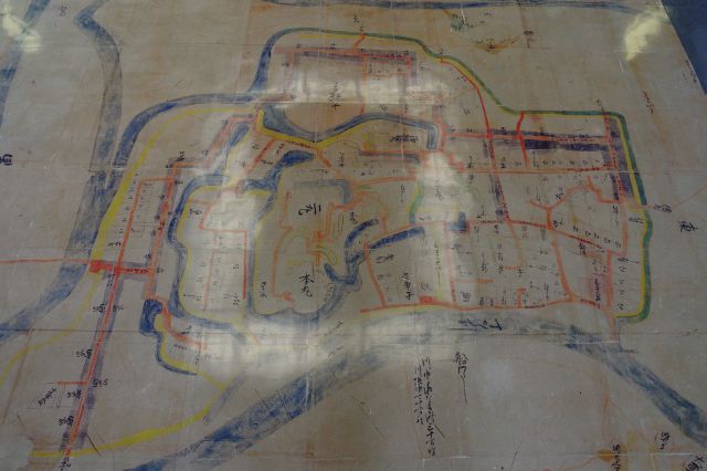 展望室の地面に描かれた岡崎城の見取り図。