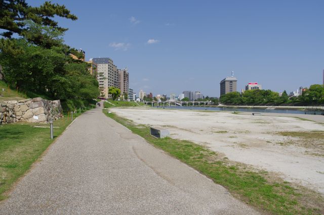 東岡崎駅へ乙川沿いを歩きます。お城の前は川原が広いです。
