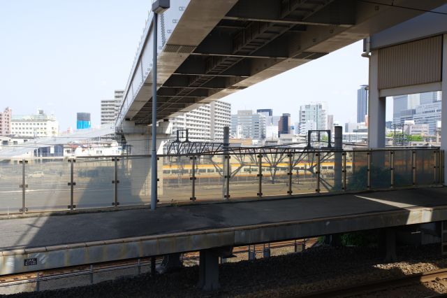 頭上にはささしま米野歩道橋が通り線路群を渡ります。