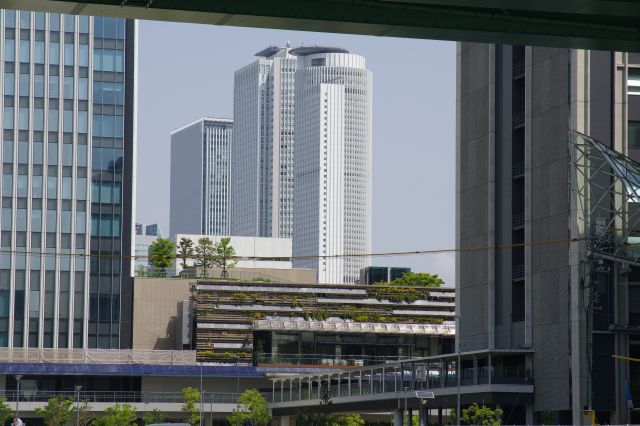 名古屋駅前のビル群が見える場所があります。