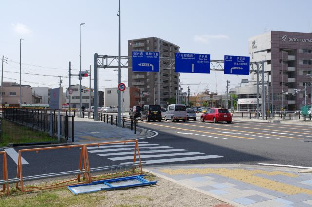 南西側の運河町交差点。名古屋駅方面をつなぐ車が行き来します。