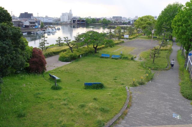 熱田神宮近く、車通りの多い五差路の内田橋北の歩道橋から望む宮の渡し公園。