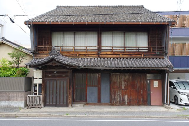 道路の向かいには丹羽家住宅。江戸末期の旅籠で市の有形文化財に指定されています。