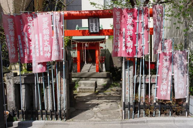萬年橋付近、生活感のある住宅街の一角に小さな稲荷神社が現れます。