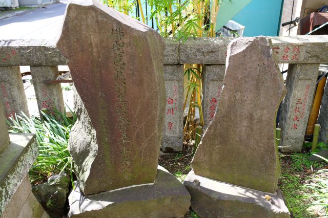 左手には芭蕉生誕350年祭記念碑と「古池や蛙飛びこむ水の音」歌碑。