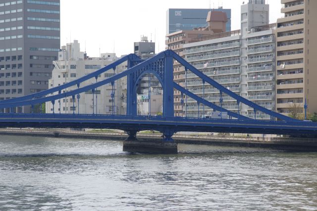 青い清洲橋が印象的。