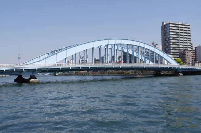 新川公園より、隅田川に架かる青いアーチ型の永代橋。