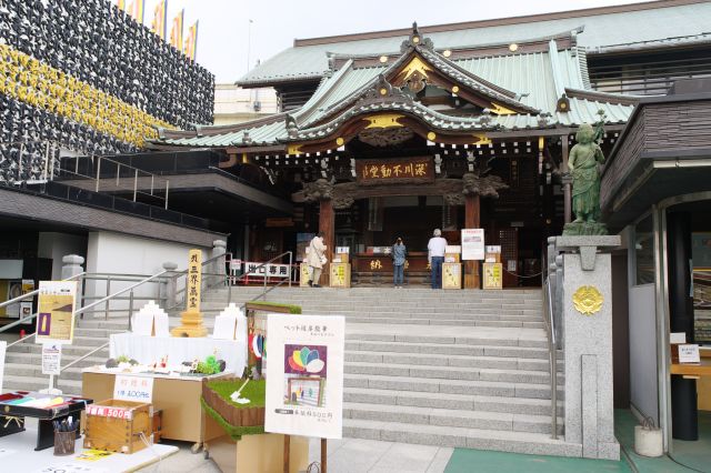 正面奥に鎮座する旧本堂は千葉県の龍腹寺の地蔵堂を移築したもの。歴史を感じさせる立派な建物です。