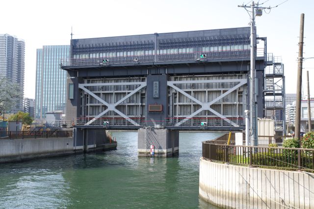 隅田川との接続部分に大島川水門。