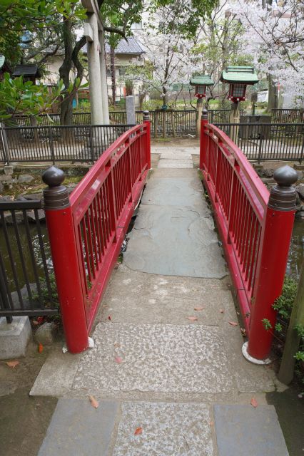 赤い欄干の橋を渡ります。