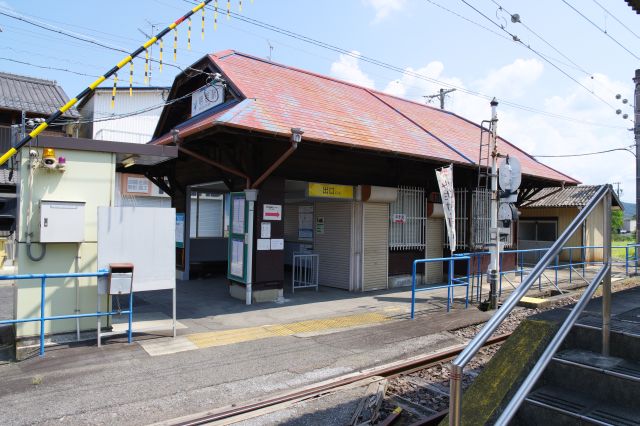 シンプルな駅舎の静かな無人駅です。