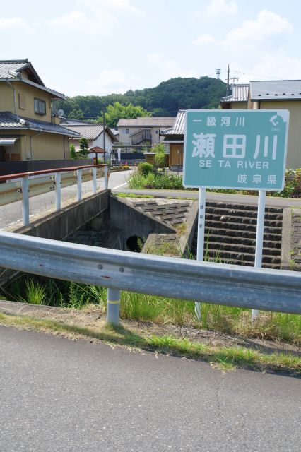 瀬田川の橋を渡り住宅街を進みます。
