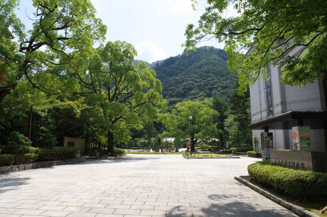 公園に入ると右に岐阜市歴史博物館、奥には金華山が見えます。