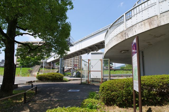 岐阜公園はさらに北側に続きます。螺旋階段の歩道橋を登ります。
