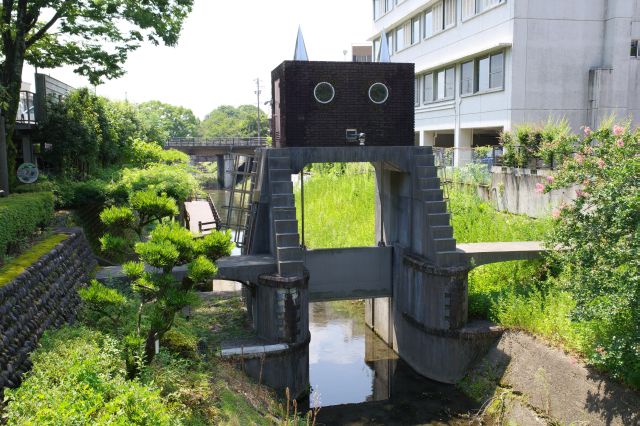 小川には印象的なロボット水門があります。