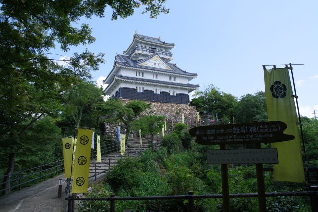 山道を進み続けて岐阜城天守前に到着しました。