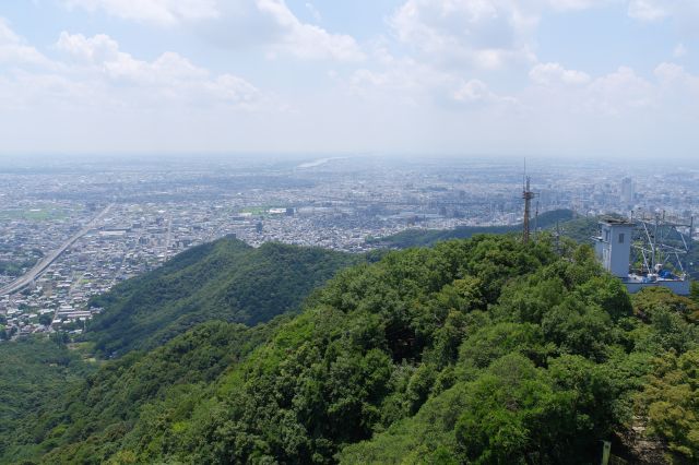 南側、名古屋方面。金華山の先に町並みが広がります。