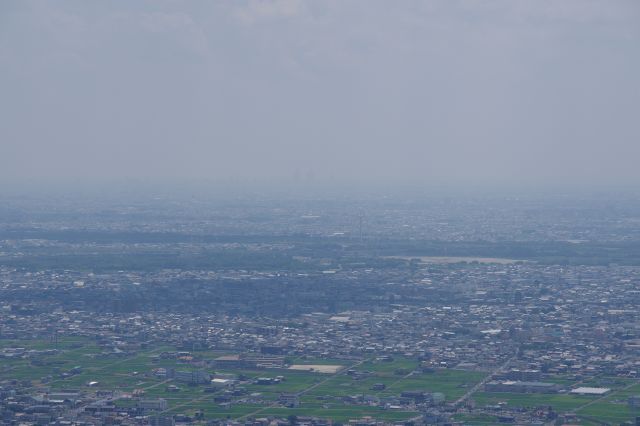 霞んでいますがツインアーチ138の先に名古屋駅の高層ビル群がうっすら見えます。